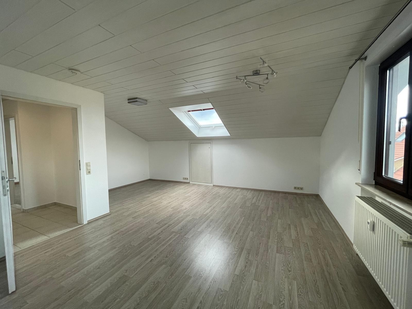 Frisch renovierte Wohnung in angenehmer Wohnlage -Ideal für den 2 Personen-Haushalt !