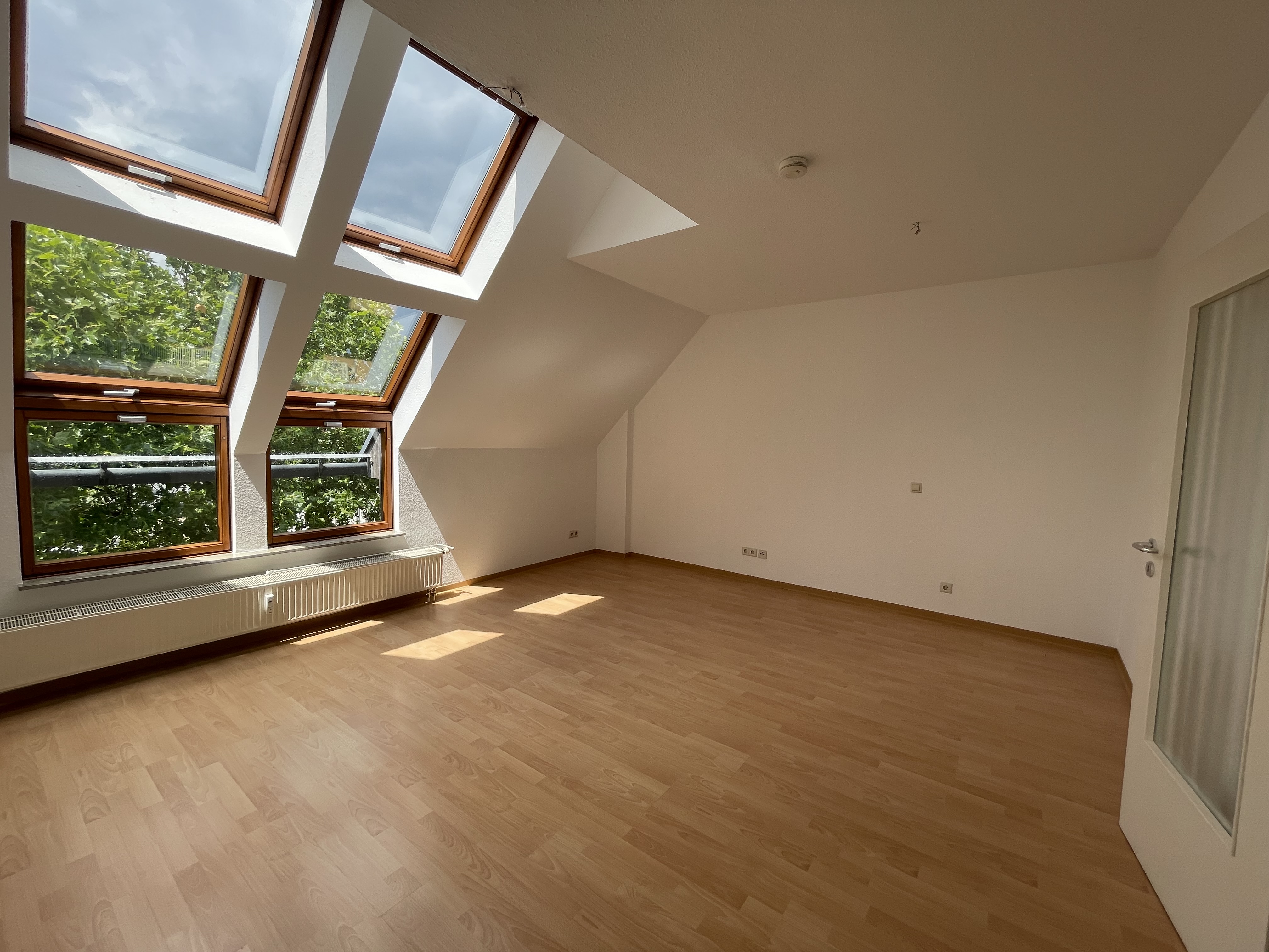 Zentrale Lage und S-Bahn/ Busbahnhof/Daimler vor der Tür - vermietetes 1 Zimmer Apartment mitten in Sindelfingen!